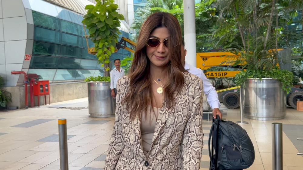 shilpa-shetty-was-spotted-at-t1-airport-arrival-looking-chic-and-graceful-as-always